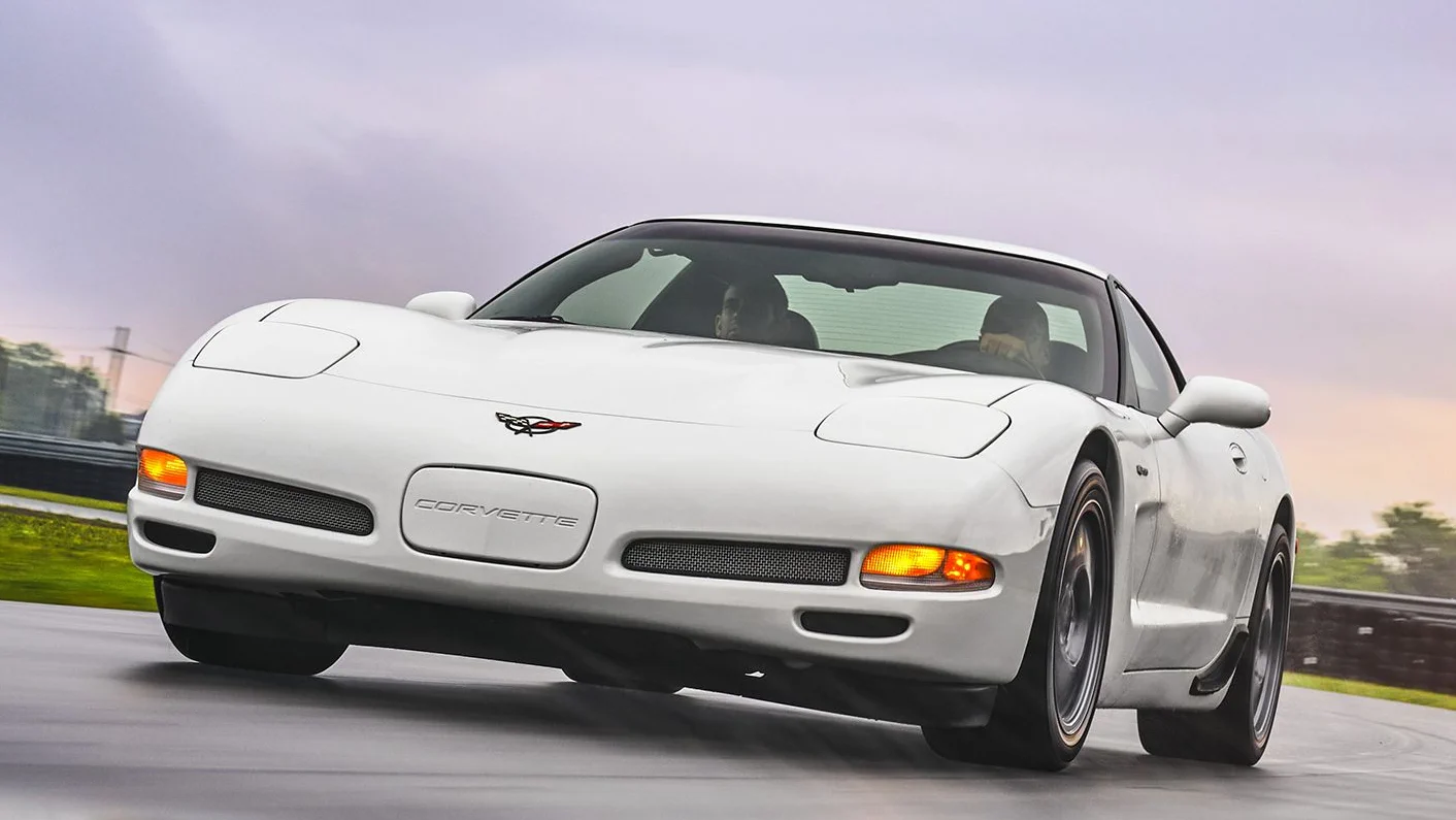 Corvette Generations/C5/C5 2000 White Front.webp